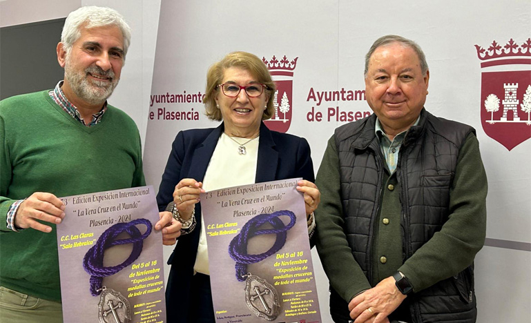 Las Claras acoge la exposición internacional de medallas, cruces y emblemas de la Vera Cruz