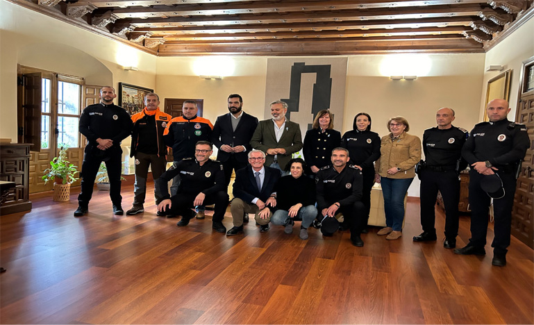 El Alcalde de Plasencia recibe al equipo de Policía local y Protección Civil que han colaborado como voluntarios en Valencia 