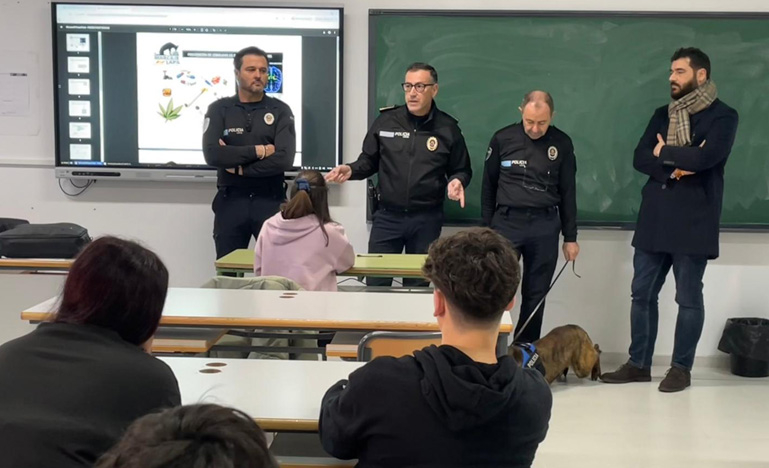El Ayuntamiento de Plasencia impulsa el programa “Jóvenes y Policía: Hablando Claro” para reforzar la prevención frente a las drogas en los institutos