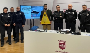 El Ayuntamiento de Plasencia impulsa una campaña para alertar del riesgo del uso del móvil al cruzar pasos de peatones