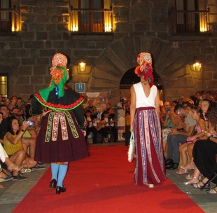 El Concurso de Diseño de Moda del ‘Martes Mayor’ ya tiene a sus 14 finalistas con el respaldo del sector artesanal
